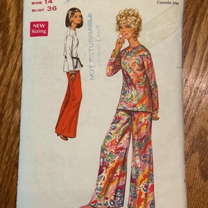 Może przedstawiać: Wzorzec szycia vintage do damskiego garnituru z długimi spodniami. Wzorzec jest dla rozmiarów 14-16 i ma obwód klatki piersiowej 91 cm. Wzorzec pochodzi od Butterick i ma numer 5130. Garnitur jest w jasnym, kolorowym wzorze kwiatowym.