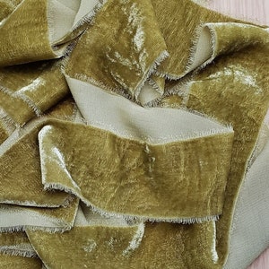 Nastro di velluto di seta al tè verde; bouquet da sposa, inviti; tinto a mano; strappato a mano; styling per servizi fotografici di matrimonio; aloe; mele verdi