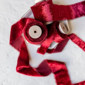 Ruban velours de soie rouge rubis ; Bouquet de mariée, faire-part, mariage ; teint à la main ; Photographie de mariage déchirée à la main style Noël rouge cramoisi