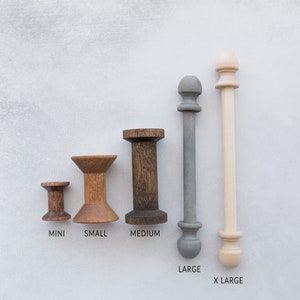 Holzspule; Hochzeitsfotografie-Styling; Hochzeitsband; unbearbeitete Holzspule ; Kunsthandwerk ; Garn gehäkelt stricken