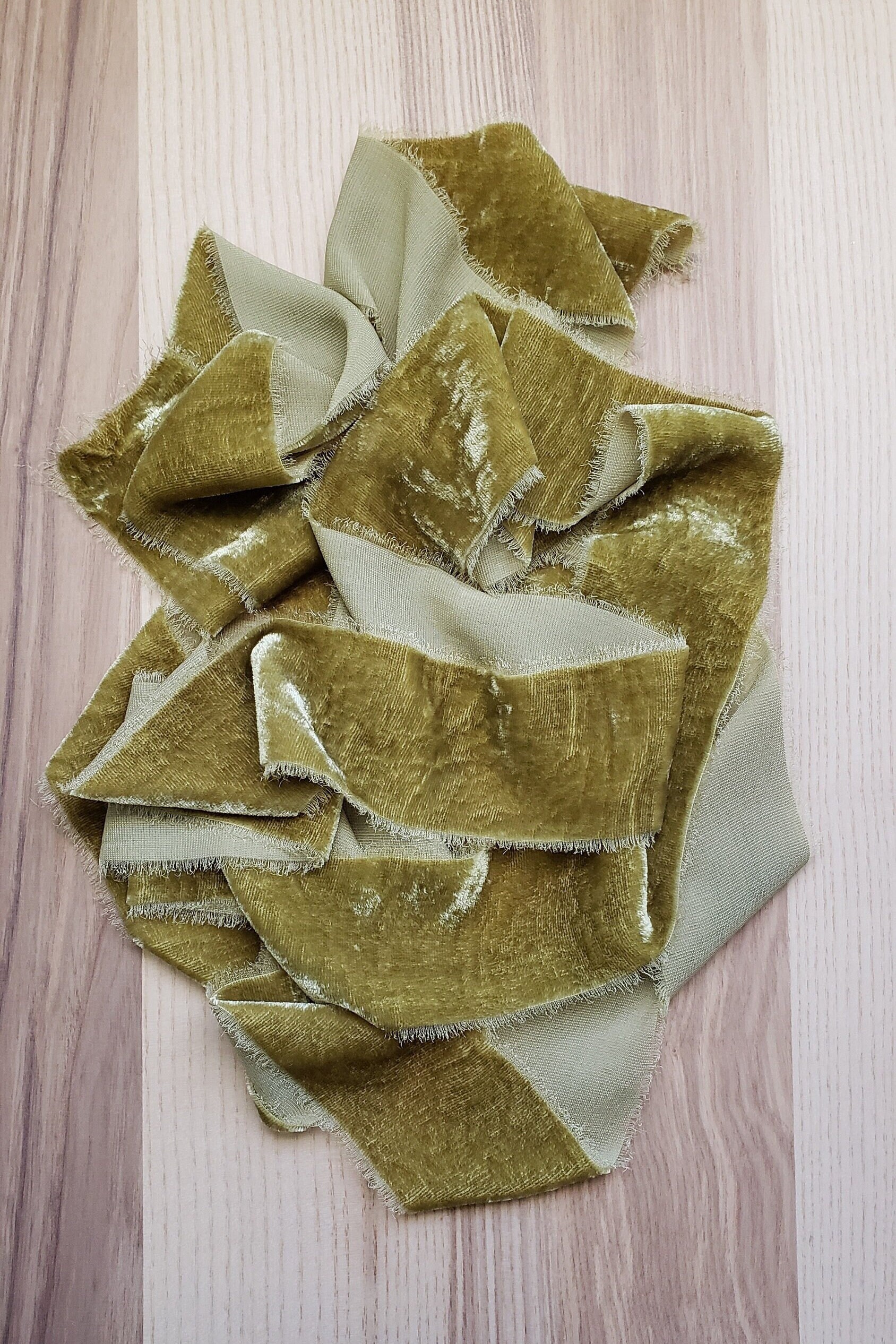 Fita de veludo de seda e chá verde; buquê de noiva, convites; tingido à mão; rasgado à mão; estilo de fotografia de casamento; Aloe; maçãs verdes