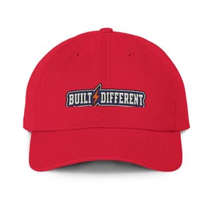 Gorra "Built Different Dad Hat" / Parche de rayo, logotipo deportivo vintage