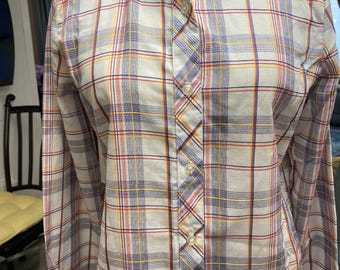 Vintage 70s Ladies Blouse or Top-Long Pointed Collar-Polyester Cotton-Button Front-Long Sleeve