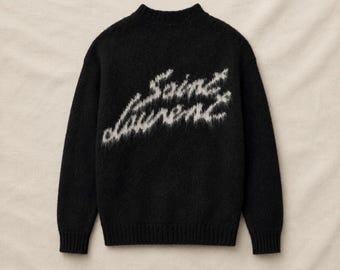 Maglia nera ampia e comoda, modello pullover oversize unisex, ideale per lo streetwear.