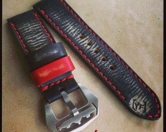 Cinturino vintage in pelle nera e rossa fatto a mano con fibbia normale.