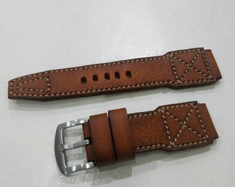 Cinturino in pelle marrone chiaro stile pilota fatto a mano con fibbia.