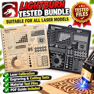 Può includere: Un pacchetto di file testati LightBurn con due schede di test del materiale quadrate, una in legno chiaro e una nera, con griglie di calibrazione laser, test di offset e motivi di incisione. Una testa laser incide un disegno floreale su legno.