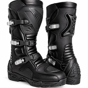 Puede incluir: Un par de botas de moto negras con caña alta, espinilleras reforzadas y tres hebillas metálicas plateadas ajustables en cada bota. Las botas tienen una puntera texturizada, secciones acolchadas en los tobillos y una suela de goma moldeada.