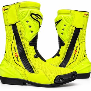Peut inclure: Une paire de bottes de moto jaune néon avec des accents noirs, des panneaux en cuir perforé et des éléments de protection moulés. Les bottes présentent le texte RACE R ETCE et SPORTS SPEED en lettres noires et rouges sur les côtés et le haut.