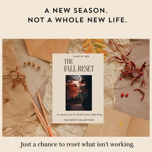 Könnte beinhalten: Ein rechteckiges Buch mit dem Titel The Fall Reset von Tales of Her, dessen Einband einen Waldweg in Herbstfarben zeigt. Der Text lautet A New Season. Not a Whole New Life. sowie A seasonal reset for the life you're really living. The Reset Collection.