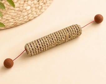 Giocattolo per gatti in juta intrecciata a mano: bastoncino interattivo da masticare con palline (35-38 cm)