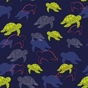 Pode incluir: Um padrão de tecido azul escuro com motivos repetidos de tartarugas marinhas. O design inclui tartarugas verde-limão com texturas de carapaça, tartarugas cinzentas com padrões de linhas, silhuetas roxas e contornos finos em coral.
