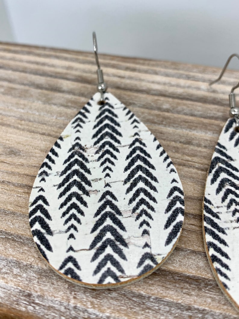 chevron leather earrings arrows cork earrings leather teardrop earrings cork teardrop white and black Herringbone Cork Earrings
