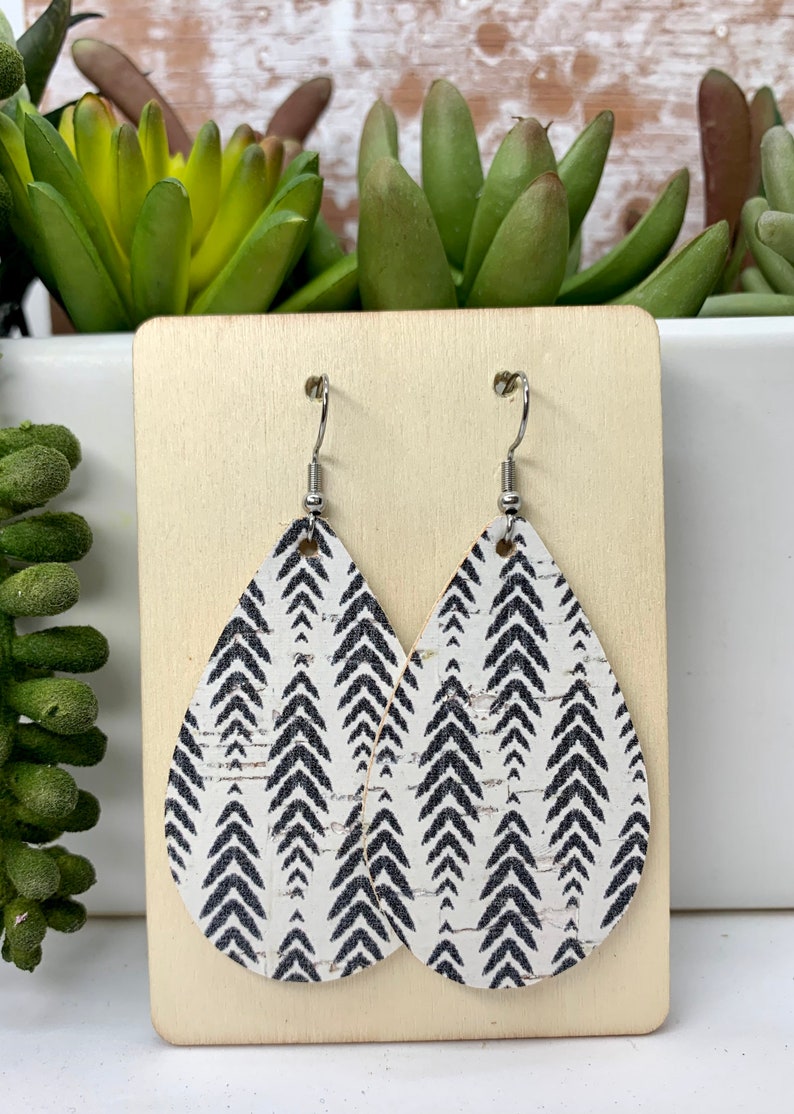 chevron leather earrings arrows cork earrings leather teardrop earrings cork teardrop white and black Herringbone Cork Earrings