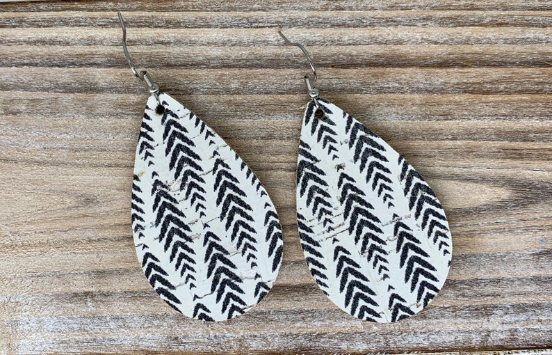 chevron leather earrings arrows cork earrings leather teardrop earrings cork teardrop white and black Herringbone Cork Earrings
