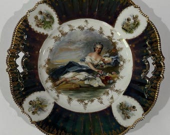 Assiette RS Prussia Style Mold 343, motif floral couché, médaillons de chérubins irisés
