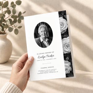 Peut inclure: Un programme funéraire avec un portrait en noir et blanc d'Evelyn Parker dans un cadre ovale, le texte IN LOVING MEMORY OF Evelyn Parker, 14 mars 1942 - 8 novembre 2024, et les détails du service funéraire, orné d'une bande verticale de roses.
