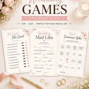 Può includere: Tre fogli di giochi per matrimoni stampabili intitolati He Said She Said, Wedding Mad Libs e Find Someone Who, con decorazioni floreali, testo e caselle. Un set con una penna dorata e due anelli dorati su una superficie rosa chiaro.