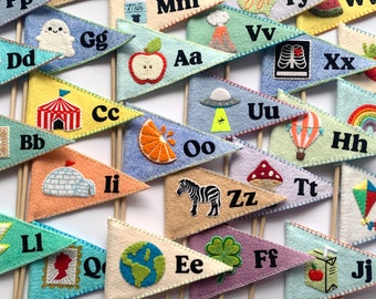 Handgemaakte alfabetvlaggen | Kindercadeau | Feestzakjes | Huwelijkscadeau | Kinderkamer decor