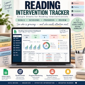 Op de afbeelding: Een laptop met een Reading Intervention Tracker dashboard in Google Sheets, omringd door gestapelde boeken met de labels Decoding, Fluency, Vocabulary en Comprehension, een mok met pennen en tekst over leerlinggegevens en voortgang.