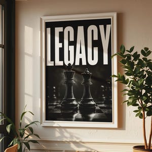 Puede incluir: Un cuadro vertical enmarcado que presenta la palabra LEGACY en letras mayúsculas blancas grandes sobre una imagen en blanco y negro de un rey y una reina de ajedrez sobre un tablero con una superficie oscura, tenue y reflectante.