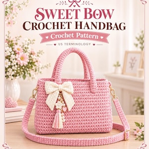 Könnte beinhalten: Ein Häkelanleitungsdokument mit dem Titel Sweet Bow Crochet Handbag mit US-Terminologie. Das Bild zeigt eine gehäkelte rosa Handtasche mit zwei Griffen, einem abnehmbaren Schulterriemen und einem cremefarbenen Schleifenanhänger mit Quaste und Perlen.