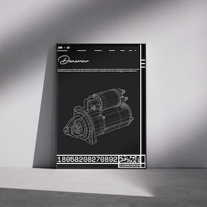 Może przedstawiać: Czarny prostokątny plakat przedstawiający biały rysunek techniczny rozrusznika silnika w formie szkieletowej. Na górze znajduje się napis "Demarreur", a na dole długi ciąg cyfr "18058208270892" oraz mały kod QR.