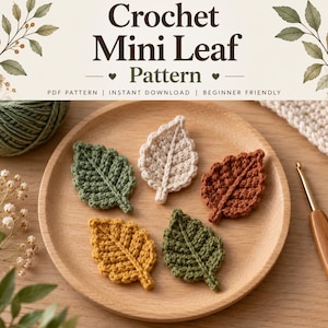 Pode incluir: Cinco pequenas folhas de crochê nas cores verde, creme, ferrugem e amarelo dispostas em um prato redondo de madeira. O texto Crochet Mini Leaf Pattern é exibido no topo, junto com as palavras PDF Pattern, Instant Download e Beginner Friendly.