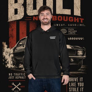 Sweat à capuche Midnight Garage – Sweat-shirt pour passionnés de voitures « Built Not Bought » (50 % coton, 50 % polyester)