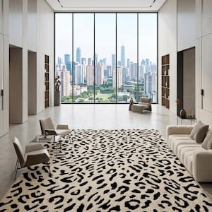 Puede incluir: Una alfombra rectangular grande con un llamativo estampado de leopardo negro sobre un fondo de color crema. La alfombra está colocada en una habitación espaciosa con paredes claras, un sofá, varias sillas y un gran ventanal con vistas a la ciudad.