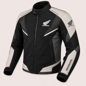 Puede incluir: Una chaqueta de moto negra, gris y blanco roto con el logotipo de Honda en el pecho y la manga. La chaqueta tiene cuello alto, cremallera frontal completa, paneles perforados en la parte superior del pecho y correas ajustables en las mangas.