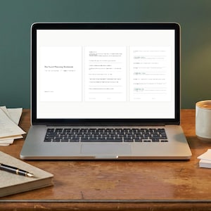 Op de afbeelding: Een zilveren laptop die drie pagina's van The Novel Planning Workbook op het scherm weergeeft. Het scherm toont een titelpagina, een pagina met gestructureerde tekstprompts en een pagina met een genummerde lijst met vragen op een witte achtergrond.