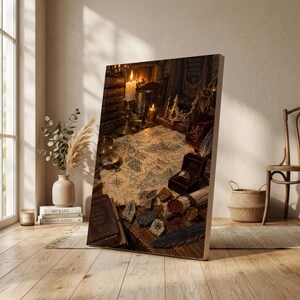 Könnte beinhalten: Ein vertikaler Leinwanddruck mit einer Fantasy-Karte auf einem Holztisch, umgeben von einer brennenden Kerze, einer goldenen Krone, einem Kompass, einem Ring in einer Samtschatulle, einer Feder und alten Büchern in einer detailreichen Szene.