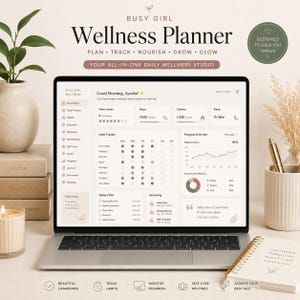 Puede incluir: Una pantalla de portátil que muestra el panel de control Busy Girl Wellness Planner con secciones para ingesta de agua, pasos, calorías, sueño, seguimiento de hábitos, progreso y plan diario. Interfaz en tonos beige claro con texto oscuro.