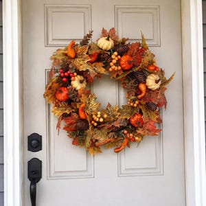 Couronne de citrouille, décoration d'automne pour porche en PVC de 40 cm avec feuilles d'érable et pommes de pin
