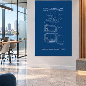 Op de afbeelding: Een verticale rechthoekige wandkunstprint met een donkerblauwe achtergrond en witte technische lijntekeningen van een computermuispatent uit 1970. De print bevat gedetailleerde diagrammen met de labels Fig 1, Fig 2 en Fig 3, samen met tekst.