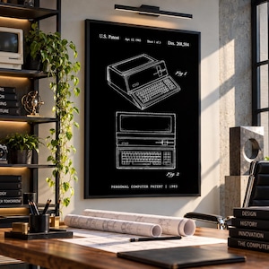 Könnte beinhalten: Ein schwarz-weiß gerahmter Wandkunstdruck mit einer US-Patentillustration eines Personal Computers aus dem Jahr 1983. Der Druck zeigt zwei technische Strichzeichnungen mit der Beschriftung Fig. 1 und Fig. 2 sowie den Text U.S. Patent Des. 268,584.