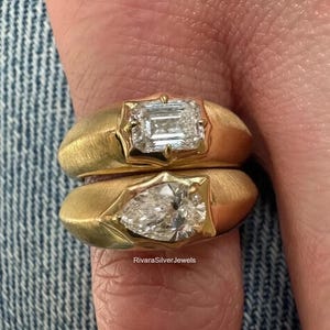 Bague en argent 925 à bord tranchant, sertie d'un diamant émeraude CZ horizontal de 6,5 x 4,5 mm, taille poire, finition brillante et brossée.