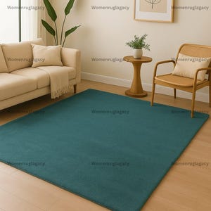Alfombra de área azul verdoso con mechones hechos a mano: suave y mullida, esquinas redondeadas, acento moderno de mediados de siglo.