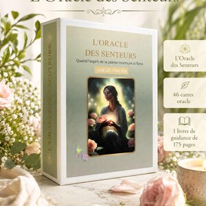 Op de afbeelding: Een rechthoekige kaartenset getiteld L'Oracle des Senteurs door Amélie Carlier, met een saliegroene omslag en een illustratie van een persoon omringd door rozen. De set bevat 46 orakelkaarten en een gids van 175 pagina's in een witte doos.