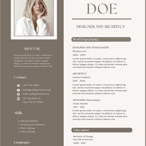 Könnte beinhalten: Eine professionelle Lebenslauf-Vorlage mit einem zweispaltigen Layout, einer taupefarbenen linken Seitenleiste und einer weißen rechten Seite. Sie enthält ein Porträtfoto, den Namen Jane Doe, Berufsbezeichnungen, Berufserfahrung und Text.