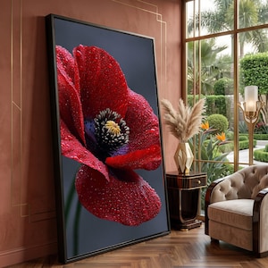 Peut inclure: Une grande œuvre d'art murale encadrée de forme rectangulaire représentant un gros plan d'un coquelicot rouge vif avec des gouttelettes d'eau visibles sur ses pétales. La fleur a un centre sombre avec une étamine jaune sur fond uni.
