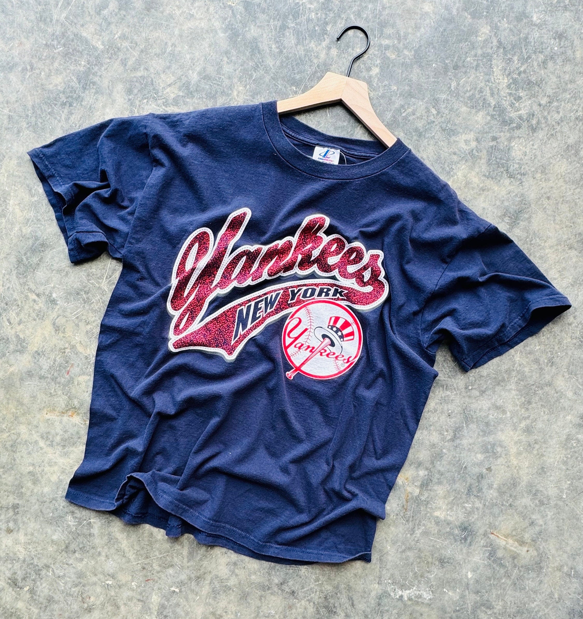 ☆New Era☆ MLB New York Yankees Script T-Shirt Samba 146798 14148848_EC_SS-TEE_SS24_PARTY-