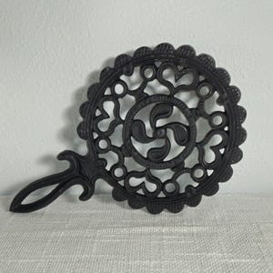 Vintage-Untersetzer aus Gusseisen mit Griff, verziert mit Herzen und einem geschwungenen Rand, 90 cm hohe Wanddekoration im Landhausstil