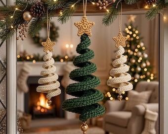 Puede incluir: Tres adornos navideños de ganchillo en forma de árbol con diseño en espiral. Dos adornos son de color crema y uno es verde oscuro. Cada árbol está rematado con una pequeña estrella de ganchillo dorada y una cuenta dorada en la base.