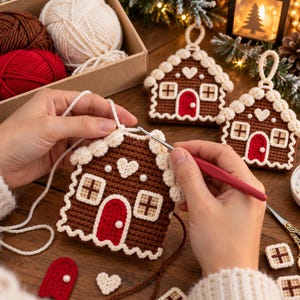 Puede incluir: Adornos de casitas de jengibre tejidos a ganchillo con hilo marr&oacute;n, rojo y crema. Cada casa tiene una puerta roja, un borde de techo color crema y un peque&ntilde;o detalle de coraz&oacute;n. El set incluye ovillos, un ganchillo y perlas.