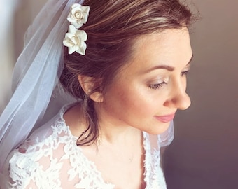 Wedding flower hair pins, Bridal White Roses Hairpins - Set of 4, Wedding hair accessories, Rose hairpins, Bohemian rose hair pieces, Gift