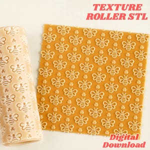 Può includere: Un rullo per texture cilindrico e un foglio quadrato di materiale, entrambi caratterizzati da un motivo in rilievo ripetuto di api e piccole forme di trifoglio. Il testo "TEXTURE ROLLER STL" e "Digital Download" appare in rosso.