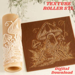 Könnte beinhalten: Eine zylindrische beige Strukturwalze und eine quadratische braune Tonplatte mit einem geprägten Motiv eines Pilzhauses mit Tür, Fenstern und Blattwerk. Der Text lautet TEXTURE ROLLER STL und Digital Download.