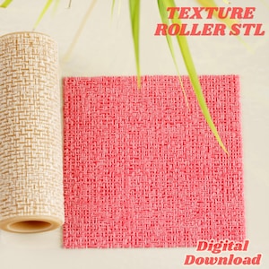Könnte beinhalten: Eine zylindrische, beige Texturwalze mit einem gewebten Stoffmuster neben einem quadratischen Abdruck aus rosa Ton, der dasselbe Webmuster zeigt. Das Bild enthält den Text TEXTURE ROLLER STL und Digital Download.